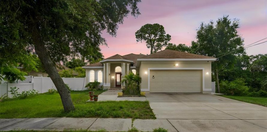 House in Pinellas Park, Florida 4 bedrooms, 181.81 sq.m. № 2222088