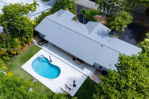 House in Coral Gables, Florida 3 bedrooms, 151.9 sq.m. № 2058994 - photo 24