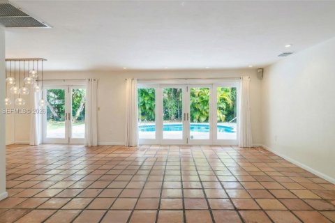 House in Coral Gables, Florida 3 bedrooms, 151.9 sq.m. № 2058994 - photo 10