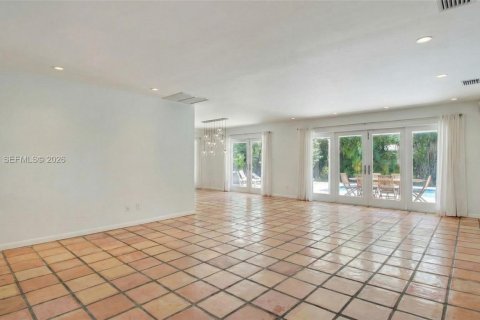 House in Coral Gables, Florida 3 bedrooms, 151.9 sq.m. № 2058994 - photo 8