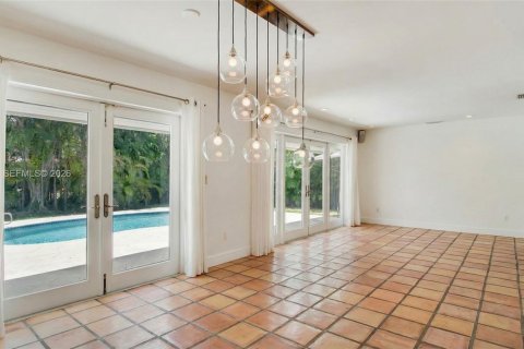 House in Coral Gables, Florida 3 bedrooms, 151.9 sq.m. № 2058994 - photo 12