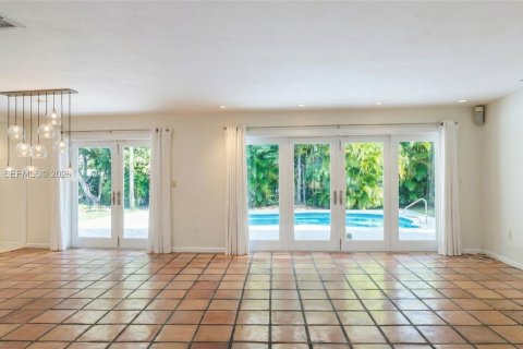 House in Coral Gables, Florida 3 bedrooms, 151.9 sq.m. № 2058994 - photo 11