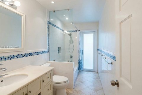 House in Coral Gables, Florida 3 bedrooms, 151.9 sq.m. № 2058994 - photo 15