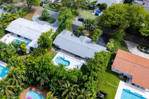 House in Coral Gables, Florida 3 bedrooms, 151.9 sq.m. № 2058994 - photo 23