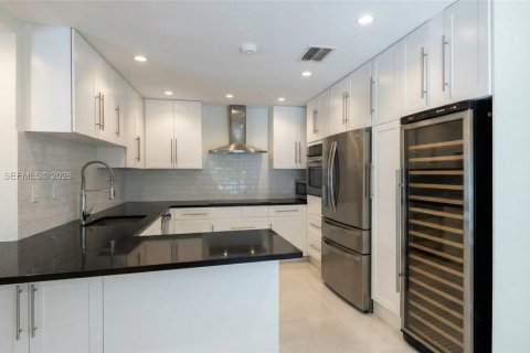 House in Coral Gables, Florida 3 bedrooms, 151.9 sq.m. № 2058994 - photo 9