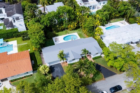 House in Coral Gables, Florida 3 bedrooms, 151.9 sq.m. № 2058994 - photo 22
