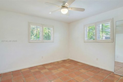 House in Coral Gables, Florida 3 bedrooms, 151.9 sq.m. № 2058994 - photo 13