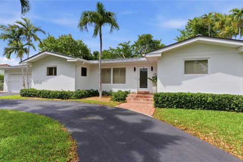 House in Coral Gables, Florida 3 bedrooms, 151.9 sq.m. № 2058994 - photo 1