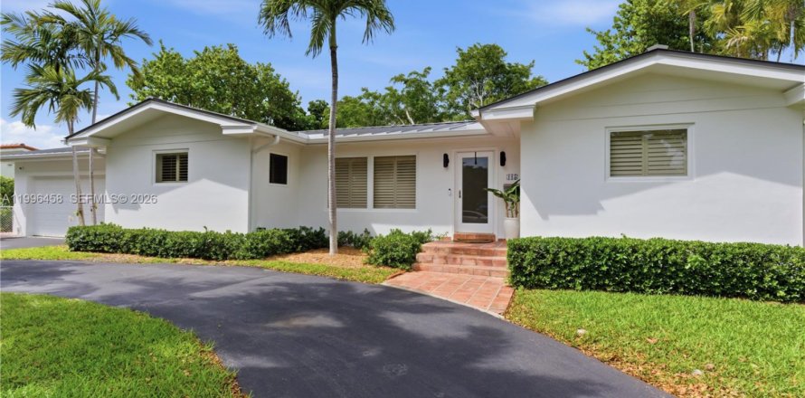 House in Coral Gables, Florida 3 bedrooms, 151.9 sq.m. № 2058994