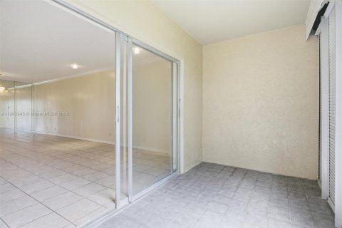 Condo in Lauderhill, Florida, 2 bedrooms  № 1954157 - photo 14