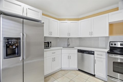 Condo in Lauderhill, Florida, 2 bedrooms  № 1954157 - photo 1
