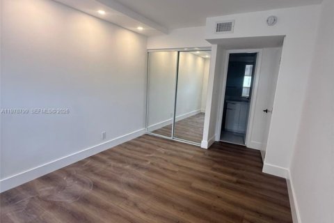 Copropriété à louer à Hallandale Beach, Floride: 2 chambres, 94.76 m2 № 2044538 - photo 10