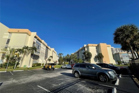 Copropriété à louer à Hallandale Beach, Floride: 2 chambres, 94.76 m2 № 2044538 - photo 26
