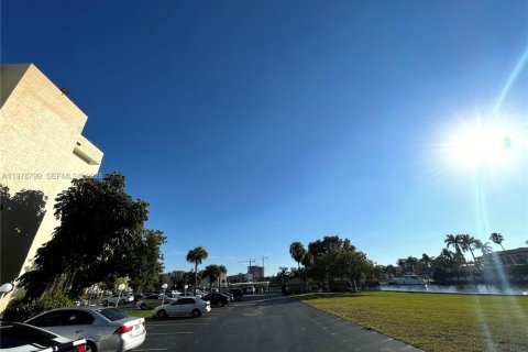 Copropriété à louer à Hallandale Beach, Floride: 2 chambres, 94.76 m2 № 2044538 - photo 22