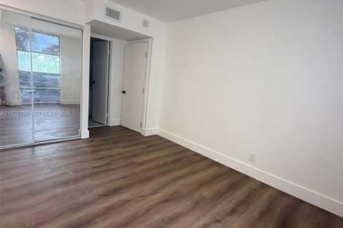 Copropriété à louer à Hallandale Beach, Floride: 2 chambres, 94.76 m2 № 2044538 - photo 11