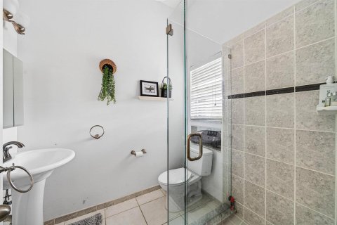 House in Boca Raton, Florida 3 bedrooms, 225.38 sq.m. № 2146434 - photo 16