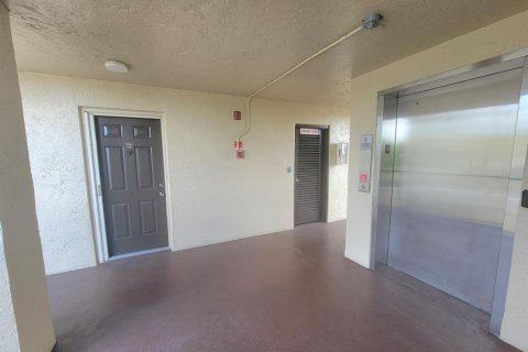 Condominio en venta en Lauderhill, Florida, 1 dormitorio, 60.67 m2 № 2188056 - foto 8