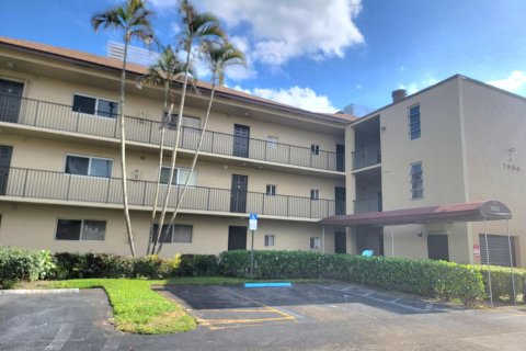 Condominio en venta en Lauderhill, Florida, 1 dormitorio, 60.67 m2 № 2188056 - foto 3