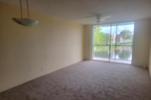 Condominio en venta en Lauderhill, Florida, 1 dormitorio, 60.67 m2 № 2188056 - foto 4