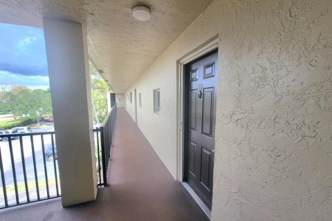 Condominio en venta en Lauderhill, Florida, 1 dormitorio, 60.67 m2 № 2188056 - foto 9