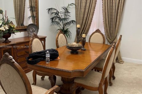 Снять в аренду виллу или дом в Майами, Флорида 5 спален, 312.43м2, № 2079059 - фото 4
