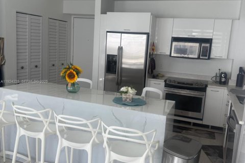 Condo in Miami, Florida № 1982421 - photo 2