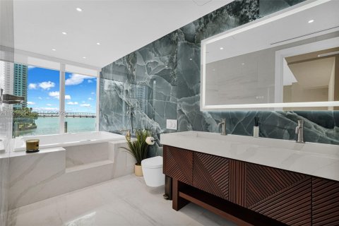 Condominio en venta en Miami, Florida, 3 dormitorios, 267.28 m2 № 1985850 - foto 30