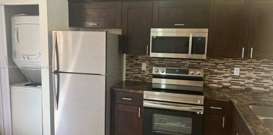 Condominio en Lauderhill, Florida, 2 dormitorios  № 1846200