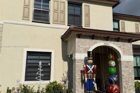 Townhouse in Miami, Florida 3 bedrooms, 142.98 sq.m. № 1991334 - photo 1