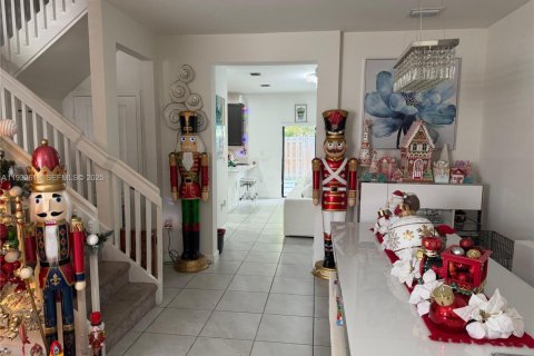 Townhouse in Miami, Florida 3 bedrooms, 142.98 sq.m. № 1991334 - photo 2