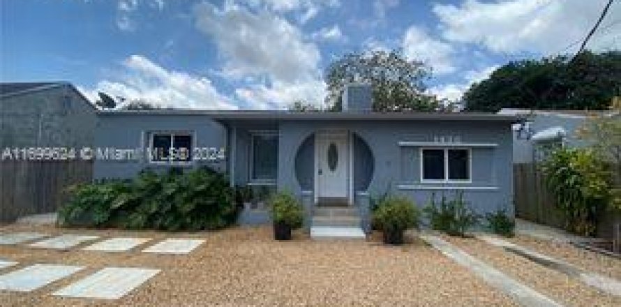 House in Miami, Florida 4 bedrooms, 151.71 sq.m. № 2012265