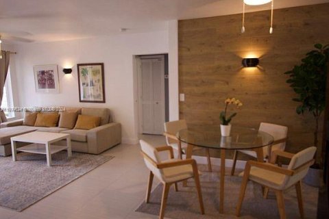 House in Miami, Florida 4 bedrooms, 151.71 sq.m. № 2012265 - photo 2