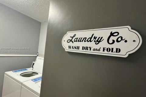 Condo in Miami, Florida, 1 bedroom  № 1714528 - photo 27