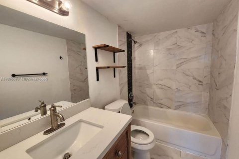 Condo in Lauderhill, Florida, 1 bedroom № 1984132 - photo 5