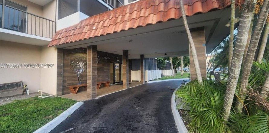 Condo in Lauderhill, Florida, 1 bedroom № 1984132