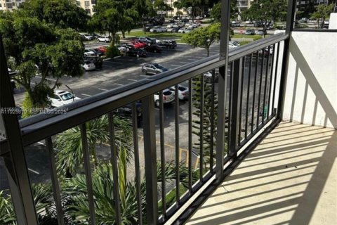 Condo in Lauderhill, Florida, 1 bedroom № 1984132 - photo 13