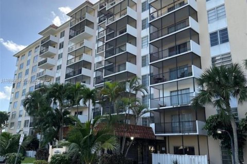 Condo in Lauderhill, Florida, 1 bedroom № 1984132 - photo 2