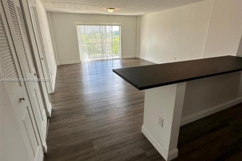 Condo in Lauderhill, Florida, 1 bedroom № 1984132 - photo 10