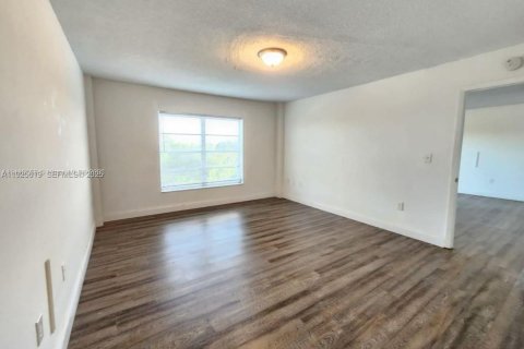 Condo in Lauderhill, Florida, 1 bedroom № 1984132 - photo 4