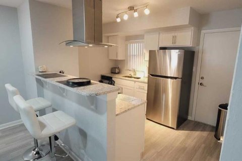 Immobilier commercial à vendre à Cocoa Beach, Floride: 24 chambres, 1022.67 m2 № 2414046 - photo 9