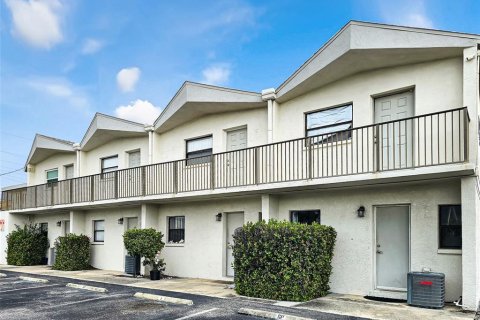Immobilier commercial à vendre à Cocoa Beach, Floride: 24 chambres, 1022.67 m2 № 2414046 - photo 2