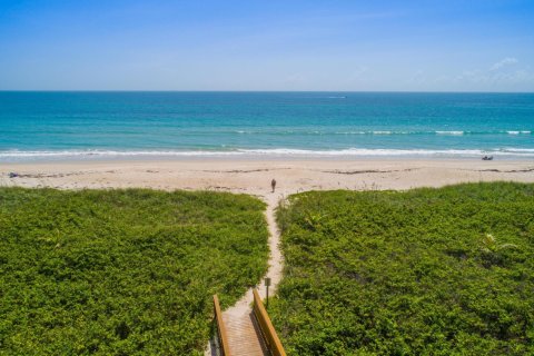 Condo in Hutchinson Island South, Florida, 2 bedrooms  № 1074688 - photo 1