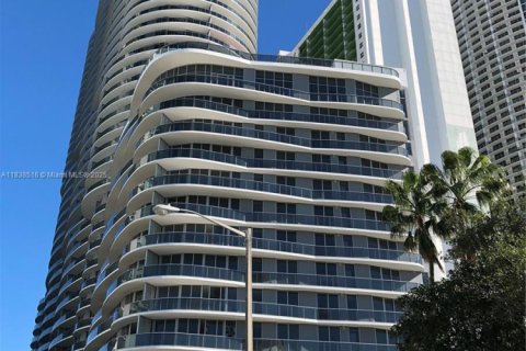 Condo in Miami, Florida, 1 bedroom  № 1825865 - photo 1