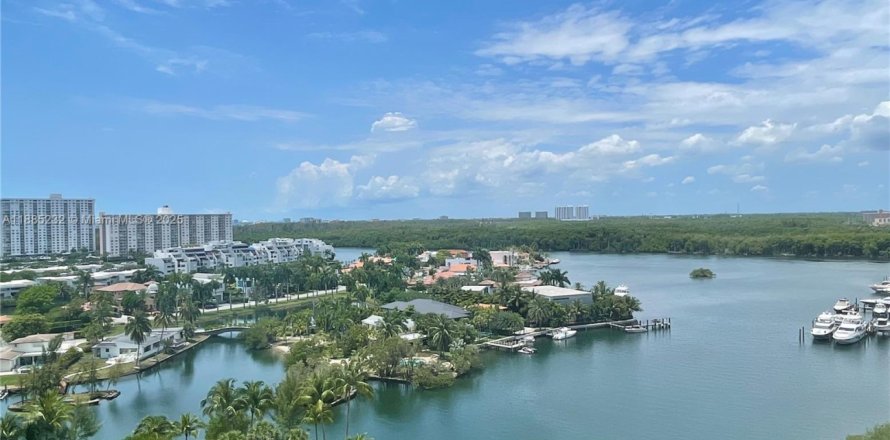 Condominio en Sunny Isles Beach, Florida, 3 dormitorios  № 1941886