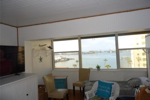 Condo in Saint Petersburg, Florida, 1 bedroom № 2396003 - photo 7