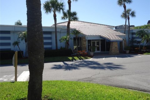 Condo in Saint Petersburg, Florida, 1 bedroom № 2396003 - photo 12