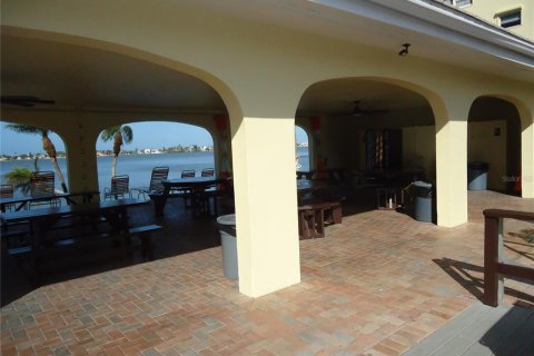 Condo in Saint Petersburg, Florida, 1 bedroom № 2396003 - photo 15