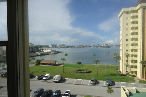Condo in Saint Petersburg, Florida, 1 bedroom № 2396003 - photo 2
