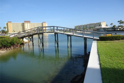 Condo in Saint Petersburg, Florida, 1 bedroom № 2396003 - photo 16