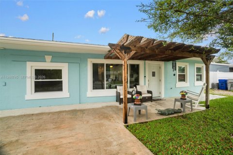 House in Pompano Beach, Florida 2 bedrooms, 103.77 sq.m. № 2048424 - photo 2